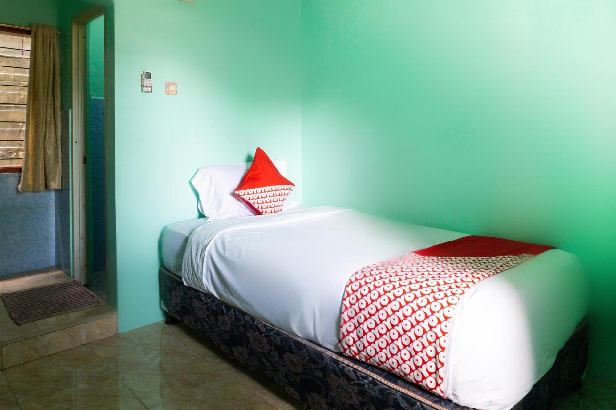 Oyo 3095 Semarapura Homestay Makassar Exterior photo
